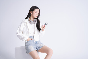 カジュアルな服装をした若い女性のスタイリッシュなポートレート