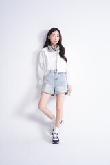 カジュアルな服装をした若い女性のスタイリッシュなポートレート