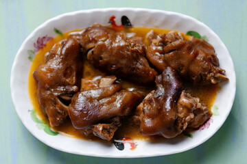 red braised pig trotters