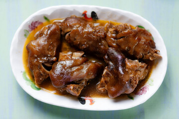 red braised pig trotters
