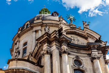 Obraz premium A large building with a dome on top and the number 1001 on the front