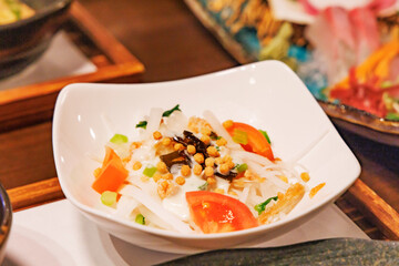 居酒屋の宴会料理で出る大根のサラダ