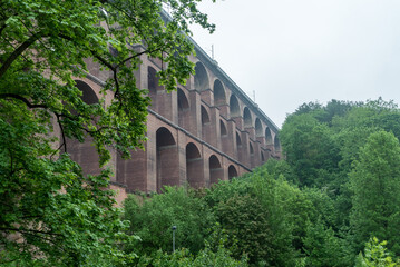 Fototapeta premium Ein regnerischer Tag an der Göltzschtalbrücke: Deutschlands Ziegelbrücken-Ikone