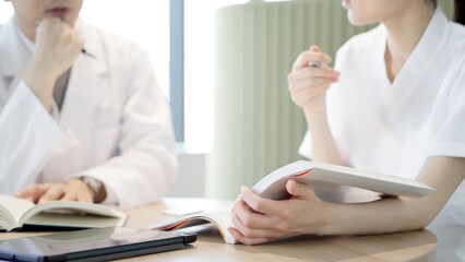医療の勉強をする医師と看護師