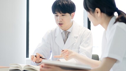 医療の勉強をする医師と看護師
