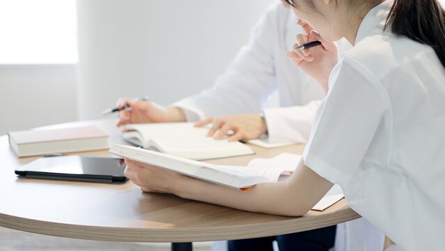 医療の勉強をする医師と看護師