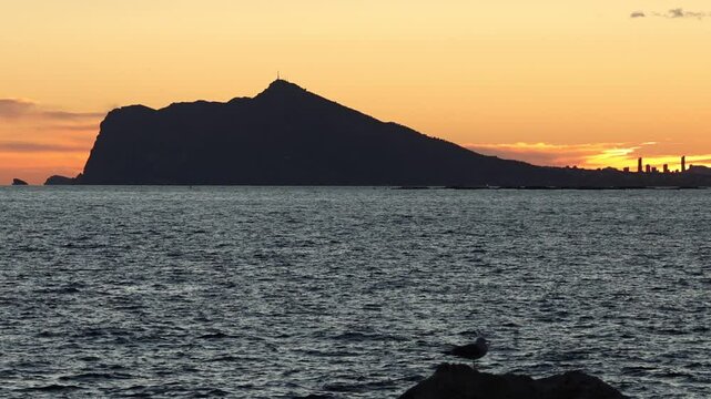Paisaje con silueta del parque natural Sierra Helada vista desde Calpe durante la hora dorada, Espa&ntilde;a