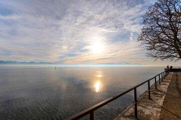 Fototapeta premium Wintersonne und Nebel am Bodensee bei Lindau