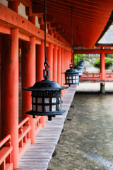 Atemberaubender japanischer Tempel mit Torii-Tor und traditionellen Laternen, wunderschöne...
