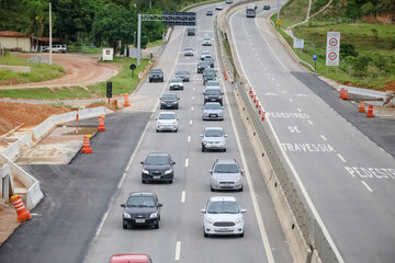 Transito de veiculos intenso na rodovia dos tamoios litoral norte da praia com fundo de natureza e...