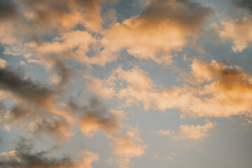 Fototapeta premium Wolken bei Sonnenuntergang mit schöner Farbe