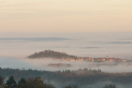 Grafenberg im Nebelmeer. Schw&auml;bische Alb im Herbst zum Sonnenaufgang.