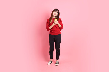 20s woman in red t-shirt