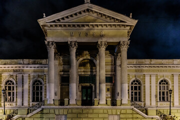 Obraz premium A large building with a lot of columns and a sign that says 