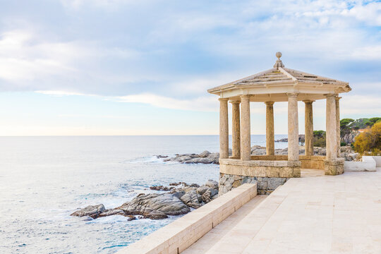 Templete en un mirador al mar Mediterr&aacute;neo en S'Agar&oacute;, Costa Brava, Catalu&ntilde;a, Espa&ntilde;a.
