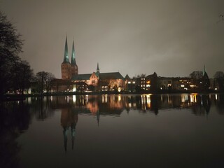 Lübecker Dom bei Nacht