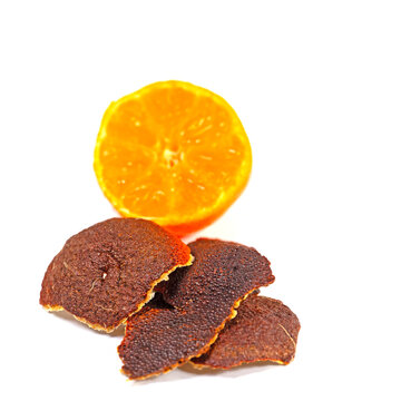Getrocknete Mandarinenschale vor wei&szlig;em Hintergrund