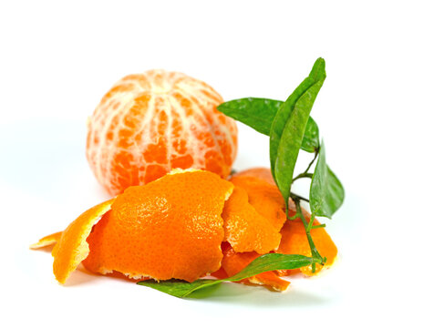  Mandarinenschale vor wei&szlig;em Hintergrund