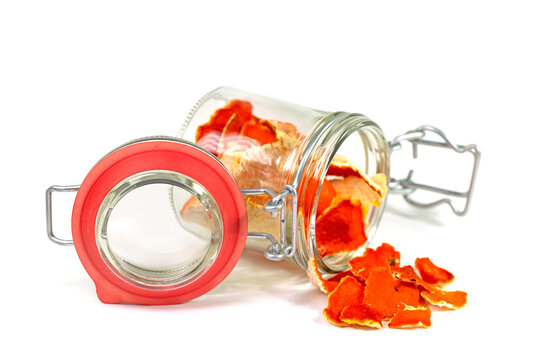 Getrocknete Mandarinenschalen im Einweckglas