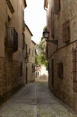 Callejón estrecho de pueblo antiguo.