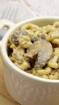 plat de p&acirc;tes au poulet et champignons, en gros plan.