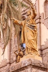 Fototapeta premium A statue of Jesus is on a pedestal in front of a building
