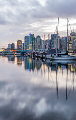 Obraz premium Scenic View of Downtown Vancouver with Boats in the Calm Waters