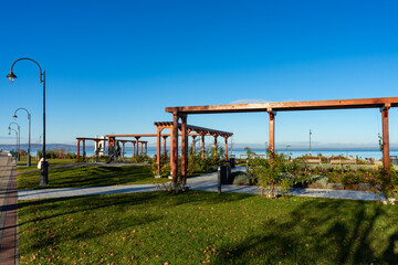 Denkmal und Pavillon am Seeufer von Si&oacute;fok, Ungarn