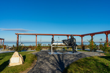 Denkmal und Pavillon am Seeufer von Si&oacute;fok, Ungarn