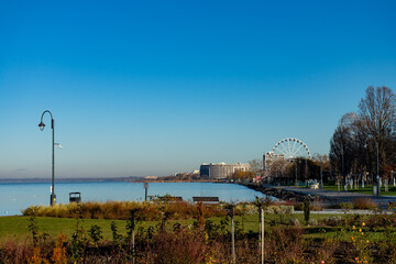 Blick auf den Balaton mit Riesenrad und moderner Architektur in Si&oacute;fok, Ungarn