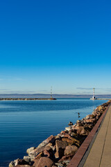 Hafenpromenade am Balaton mit Leuchtt&uuml;rmen und klarem blauem Himmel in Si&oacute;fok, Ungarn