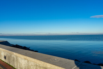 Klare Aussicht auf den Balaton mit ruhigem Wasser und blauem Himmel in Si&oacute;fok, Ungarn