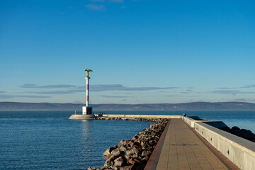 Goldene Engelsstatue auf S&auml;ule am Seeufer des Balaton in Si&oacute;fok, Ungarn
