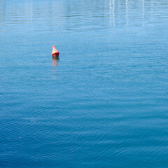 Petite bouée rouge en bord de mer