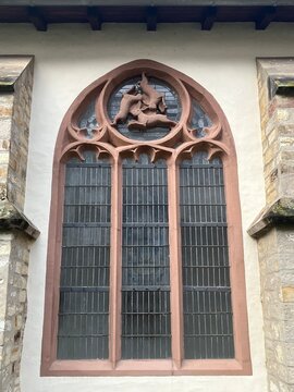 Blick auf das Drei-Hasen-Fenster im Hohen Dom zu Paderborn