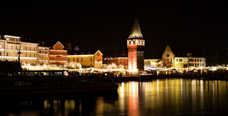 Obraz premium Lindau am Bodensee, Bodenseeweihnacht (Weihnachtsmarkt am Hafen), Panorama mit Mangturm
