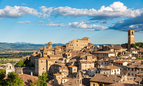 Sch&ouml;ne Aussicht auf die Altstadt von Anghiari in der Toskana