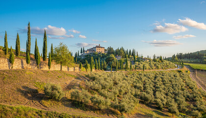 Typisches Weingut im Chianti in der Toskana im sommerlichen Abendlicht