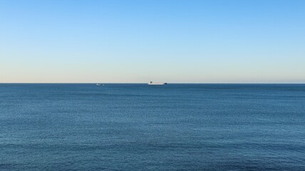 Obraz premium sea waves on blue sky background