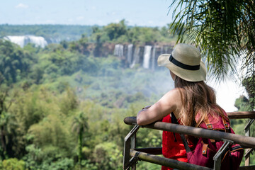 Mujer turista de espaldas, contemplando las cataratas del Iguazú, en el Parque Nacional Iguazú,...