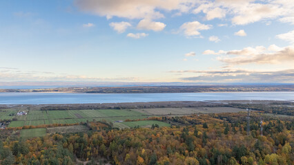 Vue aérienne sur le fleuve du Saint-Laurent dans la région de Québec au Canada pendant l'été indien en automne au coucher de soleil