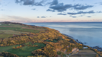 Fototapeta premium Vue aérienne sur le fleuve du Saint-Laurent dans la région de Québec au Canada pendant l'été indien en automne au coucher de soleil