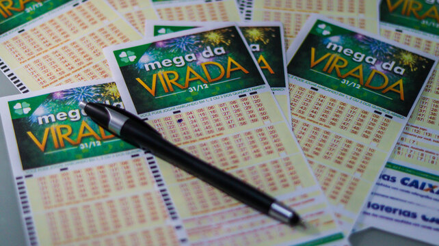 Cartelas da Mega-Sena da Virada em destaque, simbolizando apostas, sorte e esperan&ccedil;a de conquistar o pr&ecirc;mio milion&aacute;rio de fim de ano. Foto feita em S&atilde;o Paulo sp em 22 12 2024