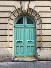 Une porte d'entrée d'un immeuble.