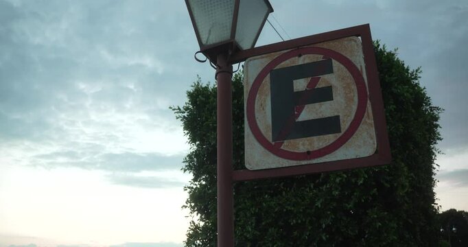 Sign of "No parking" in spanish