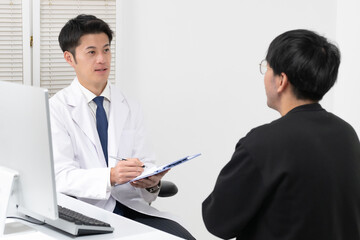 診察をする医師