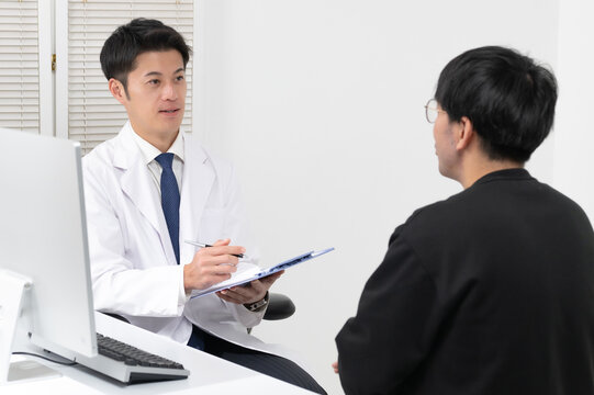 診察をする医師