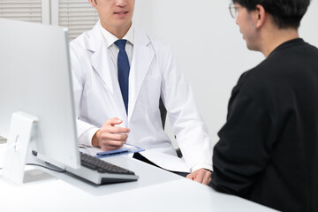 診察をする医師