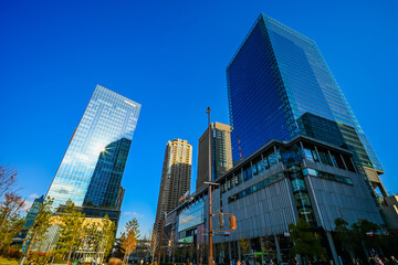青空と大阪の都市風景