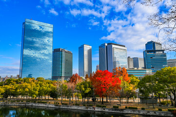 青空と大阪の都市景観